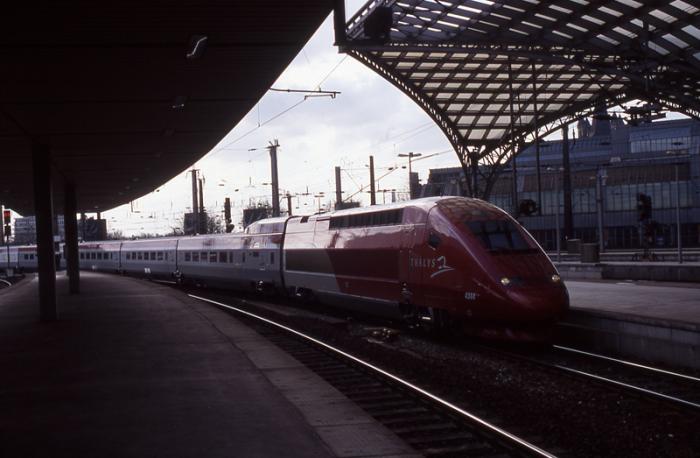 http://www.gerdboehmer-berlinereisenbahnarchiv.de/Bildergalerien/19980320-aachen/19980321-980713-SNCF-TGV-4344-THA-9428-Koeln.jpg