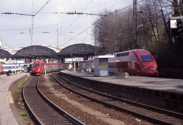 http://www.gerdboehmer-berlinereisenbahnarchiv.de/Bildergalerien/19980320-aachen/19980321-980741-SNCF-TGV-4301-Lr-und-TGV-4307-THA-9417-Aachen.jpg